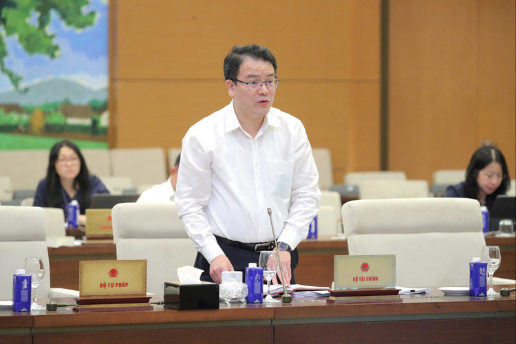 Thứ trưởng Bộ Tài chính Trần Quốc Phương trình bày Tờ trình Dự án Luật sửa đổi, bổ sung một số điều của Luật Quản lý nợ công