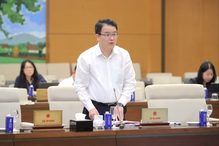 Thứ trưởng Bộ Tài chính Trần Quốc Phương trình bày Tờ trình Dự án Luật sửa đổi, bổ sung một số điều của Luật Quản lý nợ công