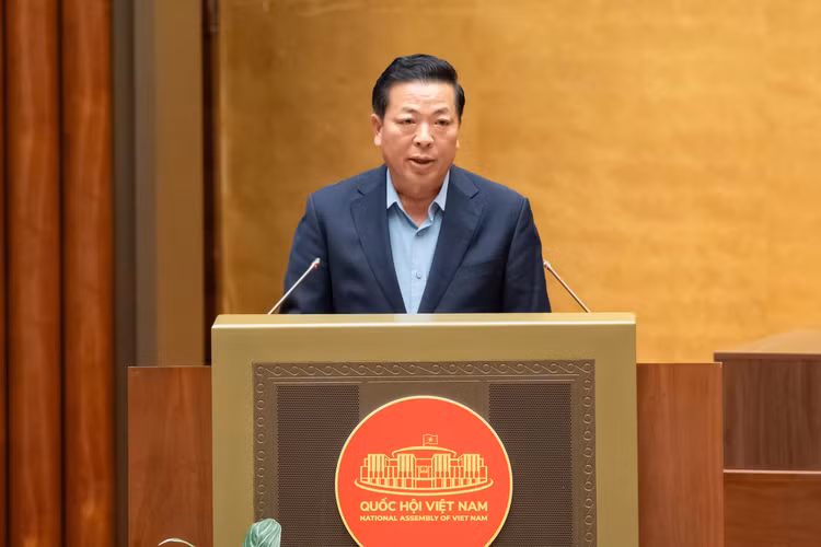 Bộ trưởng Bộ Xây dựng Trần Hồng Minh trình bày tại Quốc hội