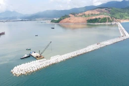 Đê chắn sóng cảng Liên Chiểu - phần cơ sở hạ tầng dùng chung đã hoàn thành thi công