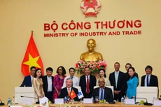 Thứ trưởng Bộ Công Thương Nguyễn Hoàng Long và Giám đốc quốc gia ADB tại Việt Nam Shantanu Chakraborty chứng kiến lễ ký kết Bản ghi nhớ hợp tác trong lĩnh vực năng lượng và điện lực (ảnh: BCT)