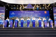 Các đại biểu bấm nút khởi động dự án (ảnh: HP)
