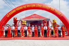 Các đại biểu thực hiện nghi thức khánh thành Dự án Cụm công nghiệp Gia Thuận 2 (ảnh: ĐT)