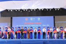 Ủy viên Trung ương Đảng, Phó Thủ tướng Chính phủ Hồ Đức Phớc cùng các đại biểu thực hiện nghi thức cắt băng khánh thành Dự án Đường dây 500kV Lào Cai - Vĩnh Yên