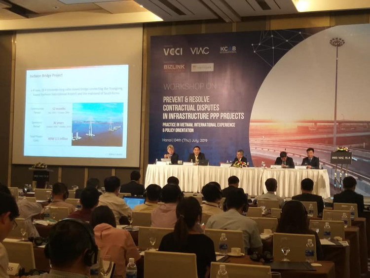 Một số ý kiến tại Hội thảo cho rằng, trọng tài thương mại và hòa giải thương mại là một trong những giải pháp hiệu quả để giải quyết tranh chấp trong quá trình thực hiện hợp đồng PPP trong lĩnh vực kết cấu hạ tầng. Ảnh: Ngọc Minh
