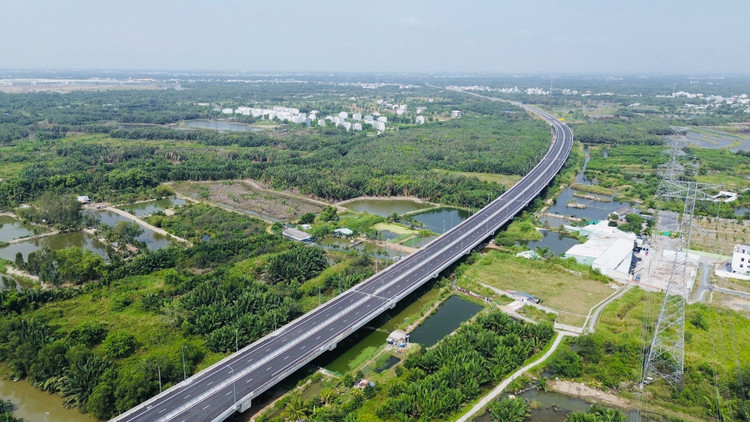 VEC đã hoàn tất các thủ tục và chuẩn bị cơ sở hạ tầng cho việc thu phí dịch vụ sử dụng tuyến đường cao tốc Bến Lức - Long Thành dự kiến trong tháng 8/2025.