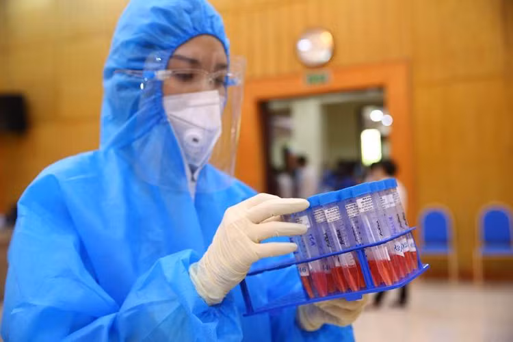 Bắc Giang đang thiếu và cần hỗ trợ thêm 200.000 kit test nhanh để phục vụ công tác xét nghiệm để đẩy nhanh tốc độ xét nghiệm cho nhóm có nguy cơ cao. Ảnh Lê Tiên
