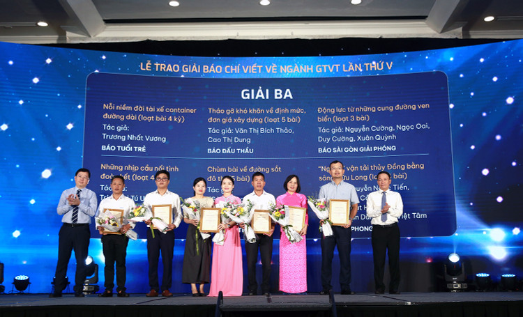 Báo Đấu thầu đạt giải Ba với loạt bài 5 kỳ với chủ đề: Tháo gỡ khó khăn về định mức, đơn giá xây dựng. Ảnh: Lê Tiên