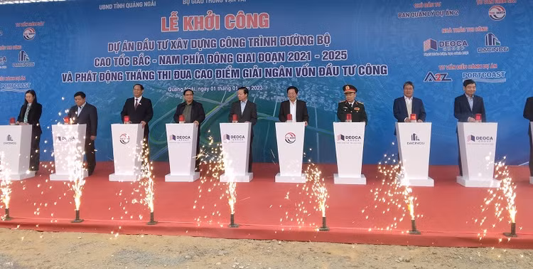 Thủ tướng Chính phủ và đại diện các bộ, ngành, địa phương, nhà thầu nhấn nút khởi công đồng loạt 12 dự án thành phần của tuyến cao tốc Bắc - Nam giai đoạn 2 - ảnh: Việt Dũng