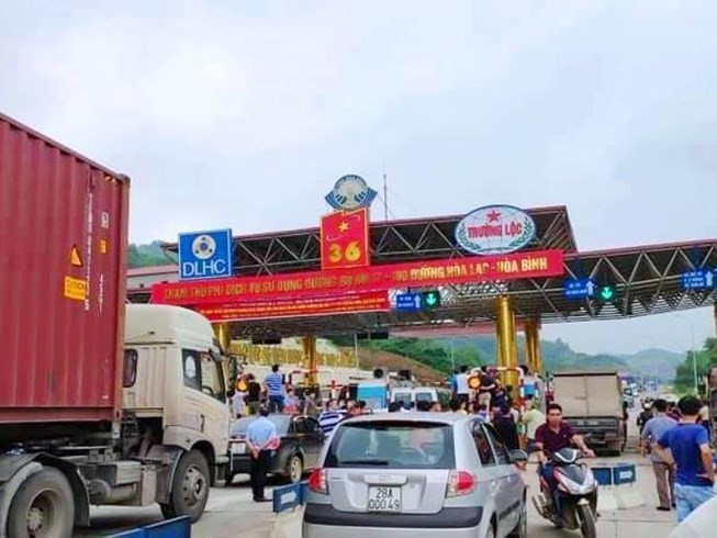 Một số chủ phương tiện không thuộc đối tượng miễn giảm giá vé theo quy định đã tụ tập phản đối, đòi được miễn vé 100% - ảnh Lê Hoàng