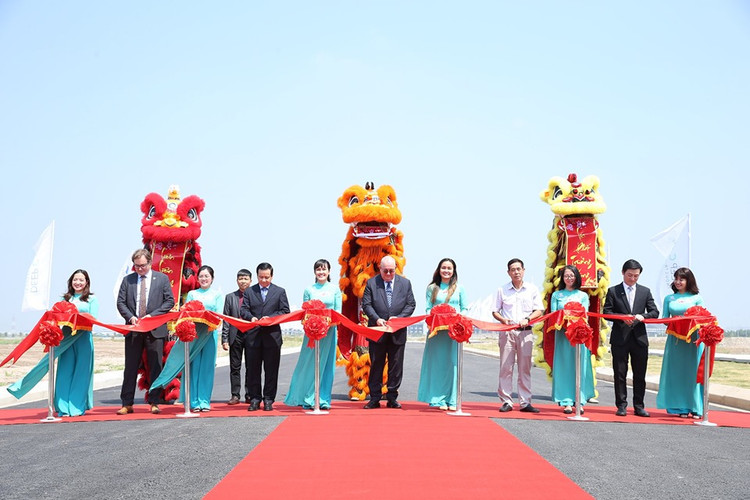 Lễ cắt băng khánh thành con đường 200m làm từ nhựa tái chế