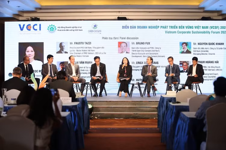 Các chuyên gia và đại diện doanh nghiệp cùng thảo luận về cách thức ứng phó, phục hồi, phát triển trong và sau khủng hoảng dành cho DN tại Hội thảo chuyên đề quản trị DN bền vững trong một xã hội đang thay đổi.