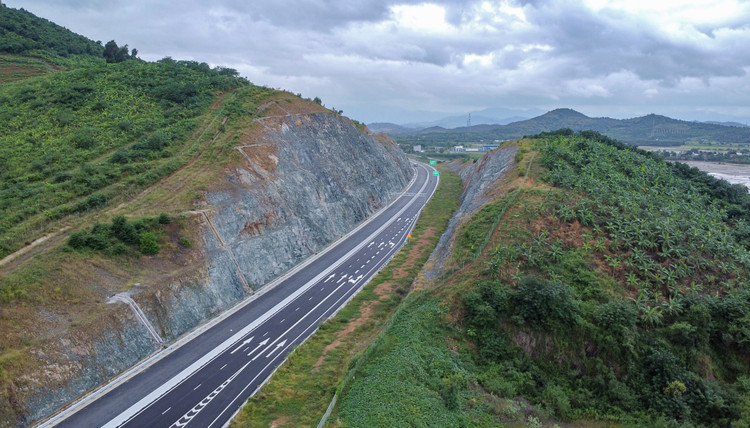 70/83 km đường bộ cao tốc đoạn Vân Phong - Nha Trang đã được đưa vào khai thác ảnh: Internet