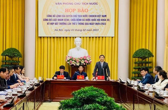 Thứ trưởng Bộ Y tế Trần Văn Thuấn giới thiệu về một số điểm mới cơ bản của Luật KCB số 15/2023/QH15 tại buổi họp báo