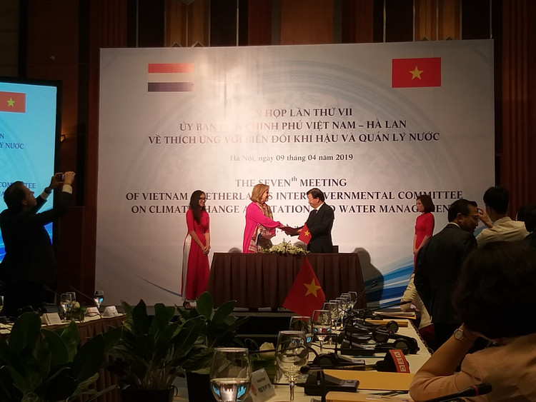 Phó Thủ tướng Trịnh Đình Dũng và Bộ trưởng Bộ Cơ sở hạ tầng và Quản lý nước Hà Lan Cora van Nieuwenhuizen ký Biên bản ghi nhớ Phiên họp lần thứ 7 Ủy ban liên chính phủ Việt Nam - Hà Lan. Ảnh: Bích Thủy