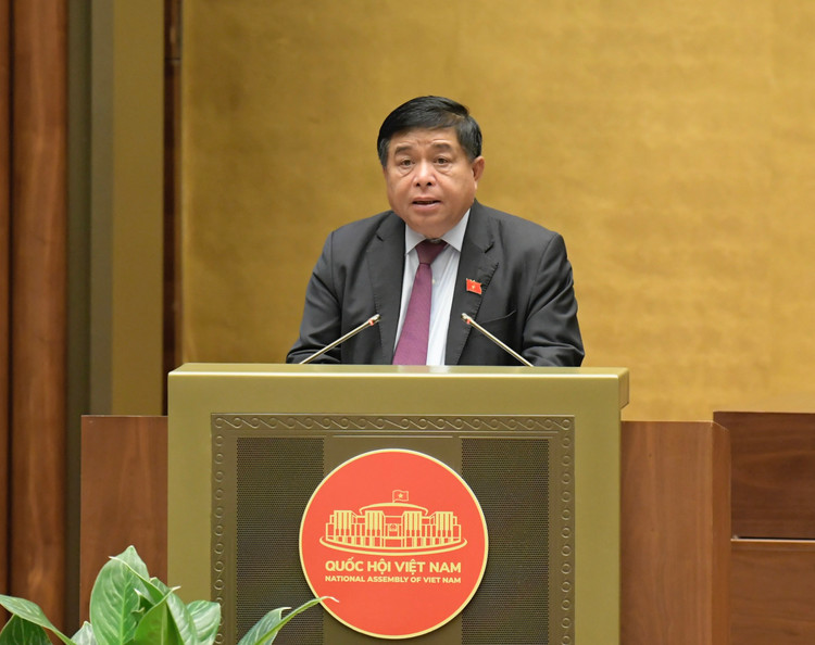 Bộ trưởng Bộ Kế hoạch và Đầu tư Nguyễn Chí Dũng thừa ủy quyền của Thủ tướng Chính phủ trình bày trước Quốc hội tờ trình dự thảo 2 Nghị quyết về thí điểm bổ sung một số cơ chế, chính sách đặc thù phát triển tỉnh Nghệ An và thành phố Đà Nẵng