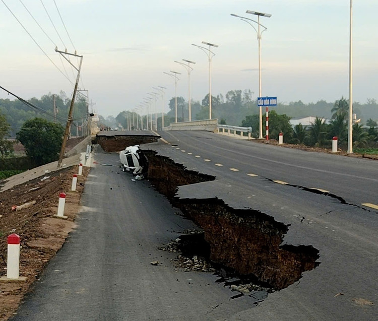 Sáng ngày 11/5/2025, công trình cầu Hoà Bình tại xã Hoà Hội (huyện Châu Thành, tỉnh Tây Ninh) đã bị sụt lún phần đường dẫn tạo hố sâu khoảng 3 m, kéo dài 35m sau khi đưa vào sử dụng hơn 2 tuần. Ảnh: Internet