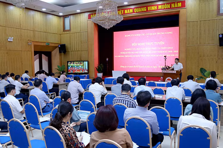 Tại Bộ Kế hoạch và Đầu tư, các đồng chí trong Ban Chấp hành Đảng ủy Bộ, Bí thư Đảng bộ, Bí thư Chi bộ trực thuộc tham gia Hội nghị bằng hình thức trực tuyến 