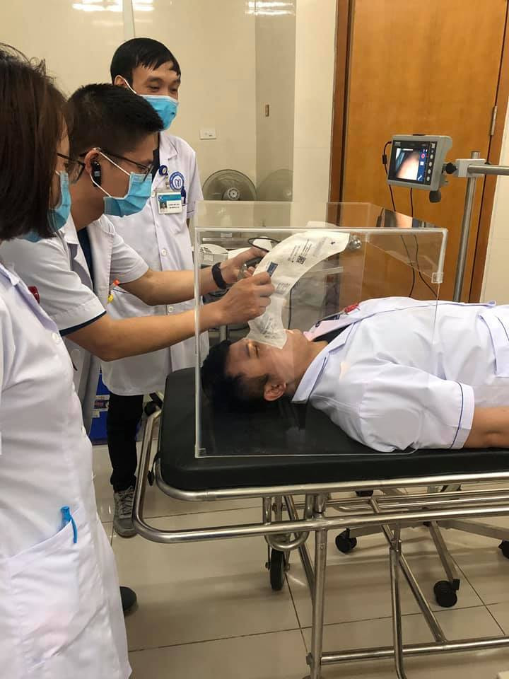 Các nhân viên y tế đang thực hành sử dụng máy thở xâm nhập (đặt ống nội khí quản). Ảnh Internet