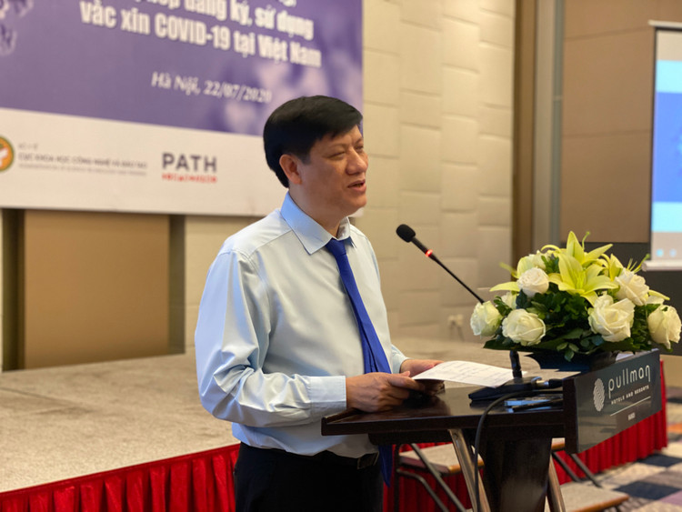 Quyền Bộ trưởng Bộ Y tế Nguyễn Thanh Long phát biểu tại Hội thảo.