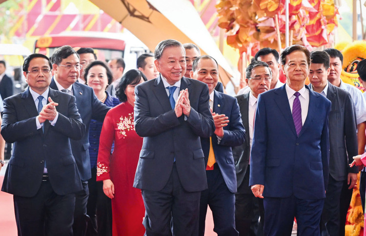 Tổng Bí thư Tô Lâm, Thủ tướng Phạm Minh Chính, nguyên Thủ tướng Nguyễn Tấn Dũng dự khánh thành Trung tâm Hội chợ Triển lãm Quốc gia. Ảnh: Quý Bắc