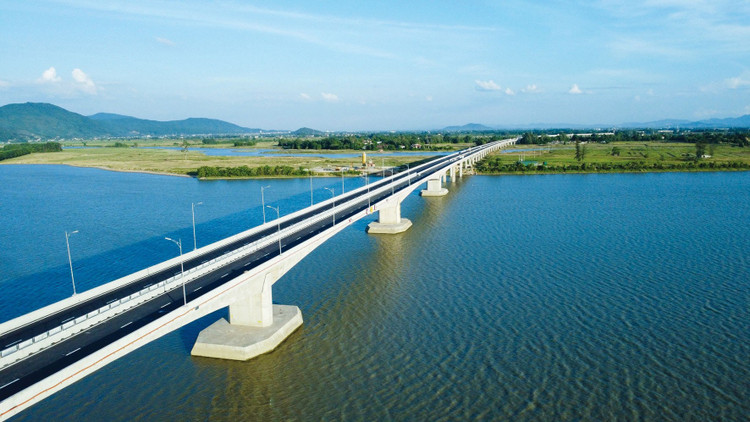 Cầu Hưng Đức thuộc đoạn Diễn Châu - Bãi Vọt là cây cầu dài nhất trên cao tốc Bắc - Nam phía Đông. Ảnh: Sỹ Hòa