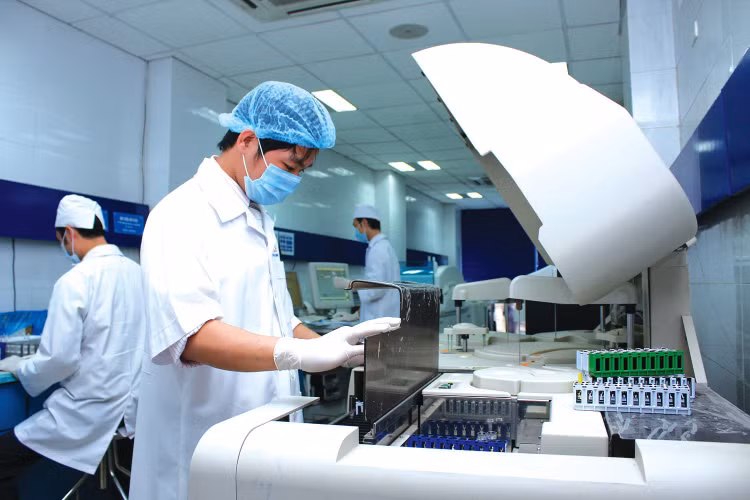 Bên cạnh giá cả và chất lượng, việc tuân thủ tiến độ giao hàng là yêu cầu cốt lõi phản ánh năng lực thực hiện hợp đồng của nhà thầu. Ảnh minh họa: Nhã Chi