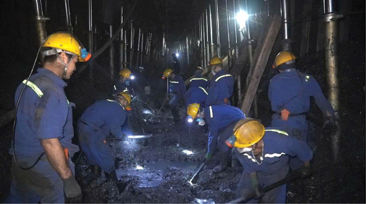 Các tổ đội đào lò thi đua lao động sản xuất