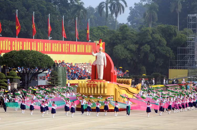 Đảng ta đặt mục tiêu đến năm 2045, kỷ niệm 100 năm thành lập nước, Việt Nam là quốc gia hùng cường, thịnh vượng, hạnh phúc. Ảnh: Tiên Giang