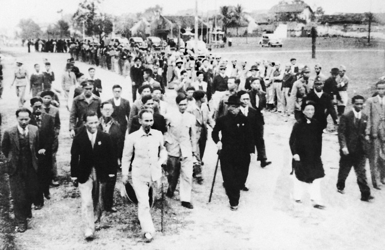 Nhân dân Hà Nội đón mừng Chủ tịch Hồ Chí Minh và các vị được giới thiệu ứng cử Đại biểu Quốc hội khóa I. Ảnh tư liệu