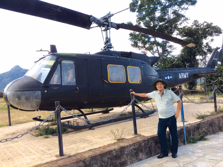 Tác giả trong một lần thăm lại Di tích lịch sử sân bay Tà Cơn tại Khe Sanh, Quảng Trị