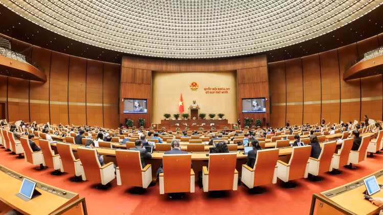 Với các nội dung được thông qua trong 51 Luật và 8 Nghị quyết của Trung ương, hệ thống luật pháp cơ bản “tháo nút thắt” thể chế, thay đổi theo tư duy mới, kiến tạo mở đường. Ảnh: Quý Bắc