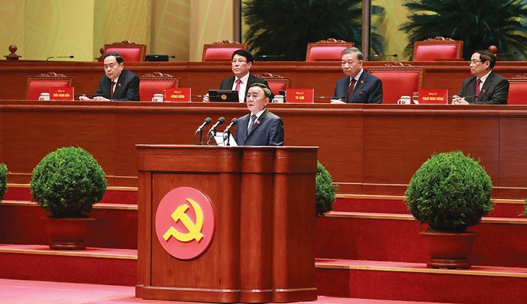 Đồng chí Trần Cẩm Tú, Ủy viên Bộ Chính trị, Thường trực Ban Bí thư tuyên bố lý do, khai mạc phiên họp trù bị Đại hội XIV của Đảng. Ảnh: Quý Bắc