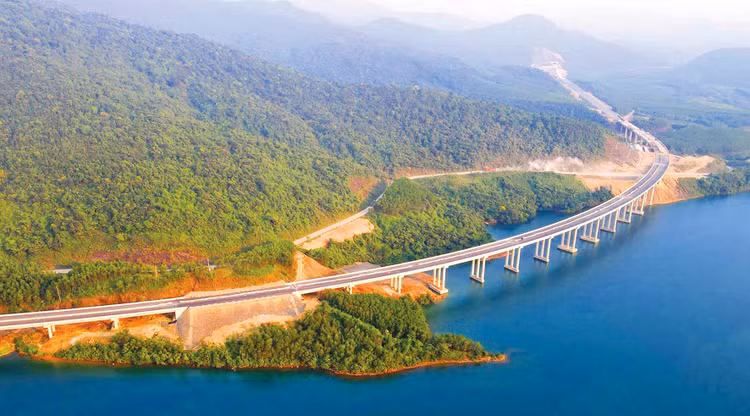 Cùng với thể chế và chuyển đổi số, nguồn nhân lực, đầu tư phát triển hạ tầng tiếp tục được xác định là một trong những trụ cột để thúc đẩy tăng trưởng, tạo xung lực mới cho nền kinh tế. Ảnh: Lê Chiến Khôi