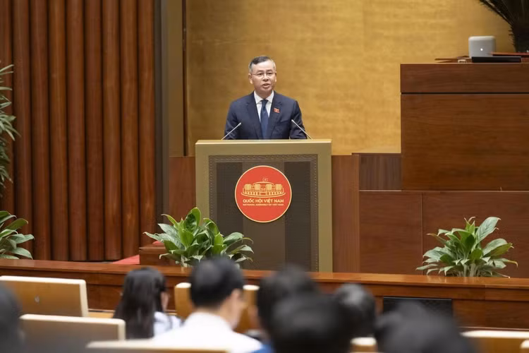 Bộ trưởng Bộ Tài chính Ngô Văn Tuấn báo cáo Quốc hội về Kế hoạch đầu tư công trung hạn 2026 - 2030. Ảnh: Media Quốc hội