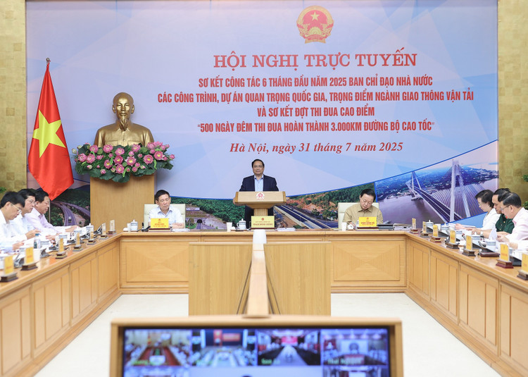 Thủ tướng Phạm Minh Chính yêu cầu tiếp tục tăng tốc, bứt phá phấn đấu tới ngày 19/8 có 2.476 km cao tốc, 1.397 km đường ven biển và đến cuối năm 2025 vượt mục tiêu 3.000 km cao tốc, hoàn thành gần 2.000 km đường ven biển. Ảnh: VGP