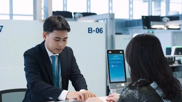 Đối với hành khách quốc tịch Việt Nam có hộ chiếu gắn chip, ETC cung cấp hệ thống nhận diện sinh trắc học tại các quầy thủ tục truyền thống.