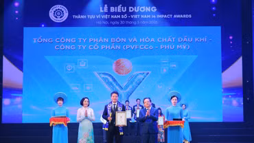 Đại diện PVFCCo - Phú Mỹ nhận biểu trưng của chương trình