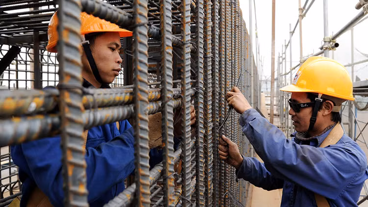 Chính phủ điều hành tài khóa theo KHĐT trung hạn và KHTC hàng năm mà trọng điểm là cơ cấu lại chi ngân sách và nâng cao hiệu quả đầu tư công, chi tiêu công. Ảnh: Tường Lâm