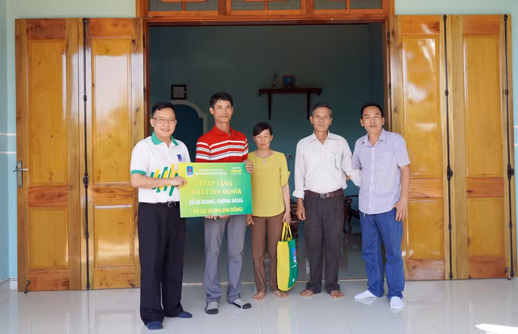 PVFCCo và nhà phân phối trao tặng nhà đại đoàn kết cho các hộ dân 