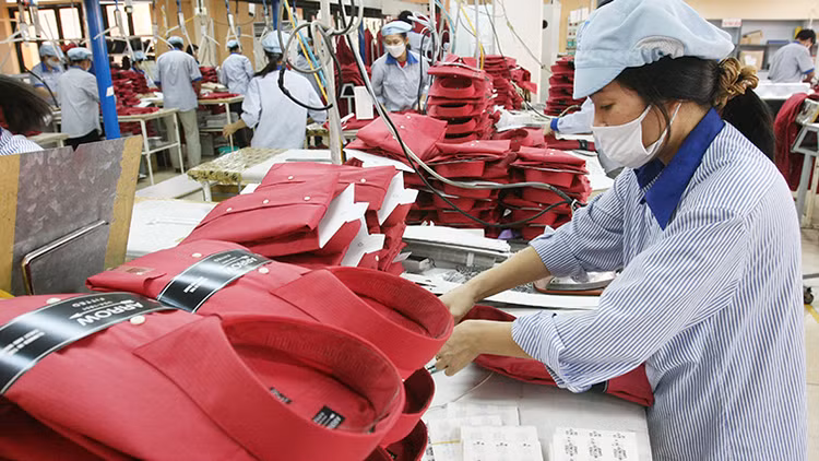 Ông Lộc dẫn chứng, những thủ tục như kiểm định formaldehyt đối với hàng dệt may trước đây... đang tạo ra những chi phí khủng khiếp cho DN. Ảnh: Tường Lâm