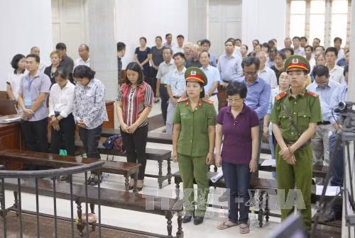 Các bị cáo trước vành móng ngựa. Ảnh: TTXVN