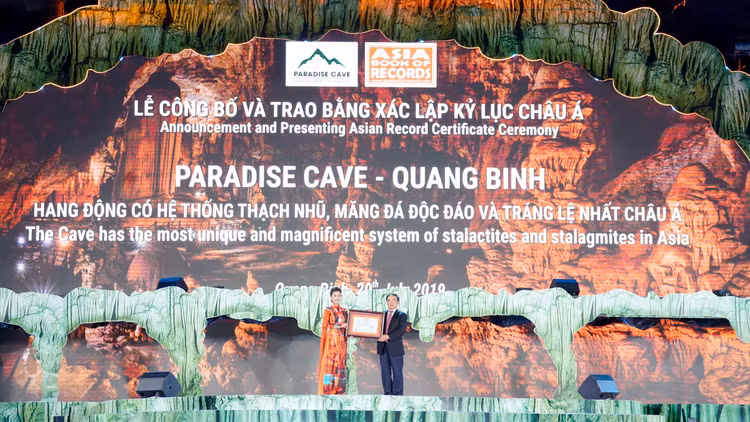 Tiến sĩ Ngô Quang Xuân, Phó Chủ tịch Trung ương Hội Kỷ lục gia Việt Nam thay mặt Hội đồng Xác lập Tổ chức Kỷ lục Châu Á trao bằng Kỷ lục Châu Á đến bà Võ Thị Phương Anh, Phó Tổng giám đốc Tập đoàn Trường Thịnh.