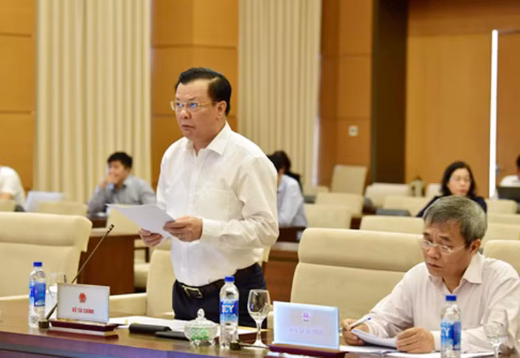 Bộ trưởng Bộ Tài chính Đinh Tiến Dũng trình bày Tờ trình xin ý kiến UBTVQH kéo dài thời gian thanh toán các khoản mua sắm trang thiết bị y tế...