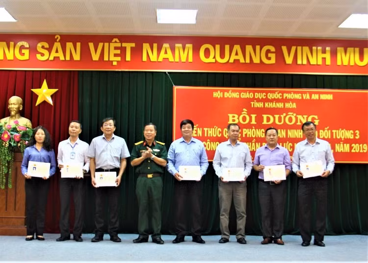 Trao chứng chỉ cho lớp bồi dưỡng kiến thức quốc phòng và an ninh năm 2019 - đối tượng 3 của PC Khánh Hòa