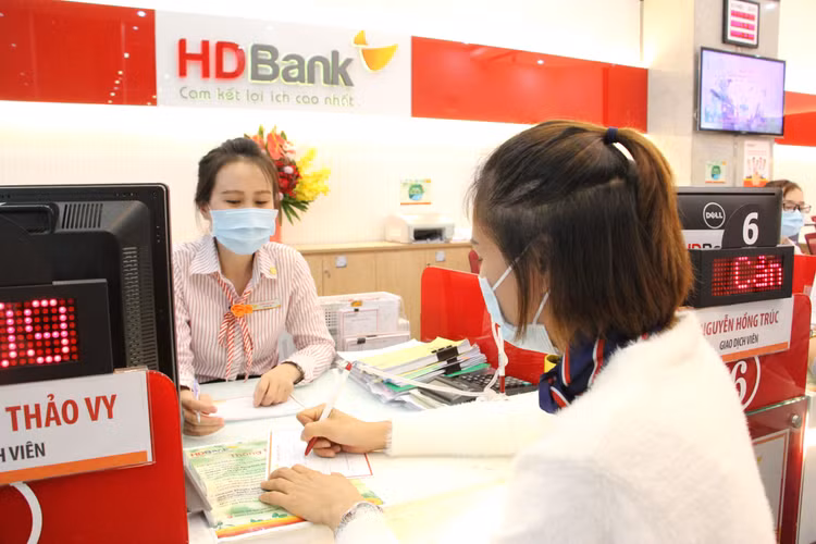 Khách hàng giao dịch tại HDBank mùa dịch Covid 19