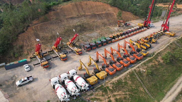 Liên danh nhà đầu tư, nhà thầu tập kết máy móc để triển khai thi công Dự án ngay sau Lễ khởi công Liên danh nhà đầu tư, nhà thầu tập kết máy móc để triển khai thi công Dự án ngay sau Lễ khởi công