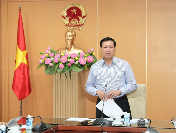 “Những khó khăn này không thể giải quyết ngay mà phải giải quyết từng bước. Mục đích cuối cùng và xuyên suốt là không được để thiếu thuốc, vật tư, TTBYT. Dù khó khăn thế nào cũng phải khắc phục bằng được”, Thứ trưởng Đỗ Xuân Tuyên nhấn mạnh tại Hội nghị. “Những khó khăn này không thể giải quyết ngay mà phải giải quyết từng bước. Mục đích cuối cùng và xuyên suốt là không được để thiếu thuốc, vật tư, TTBYT. Dù khó khăn thế nào cũng phải khắc phục bằng được”, Thứ trưởng Đỗ Xuân Tuyên nhấn mạnh tại Hội nghị.