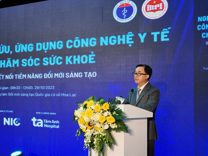 Thứ trưởng Bộ Y tế Trần Văn Thuấn trình bày về 5 khía cạnh tiên phong trong đổi mới sáng tạo lĩnh vực y tế