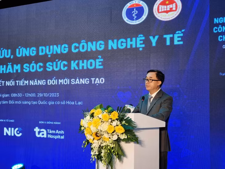 Thứ trưởng Bộ Y tế Trần Văn Thuấn trình bày về 5 khía cạnh tiên phong trong đổi mới sáng tạo lĩnh vực y tế